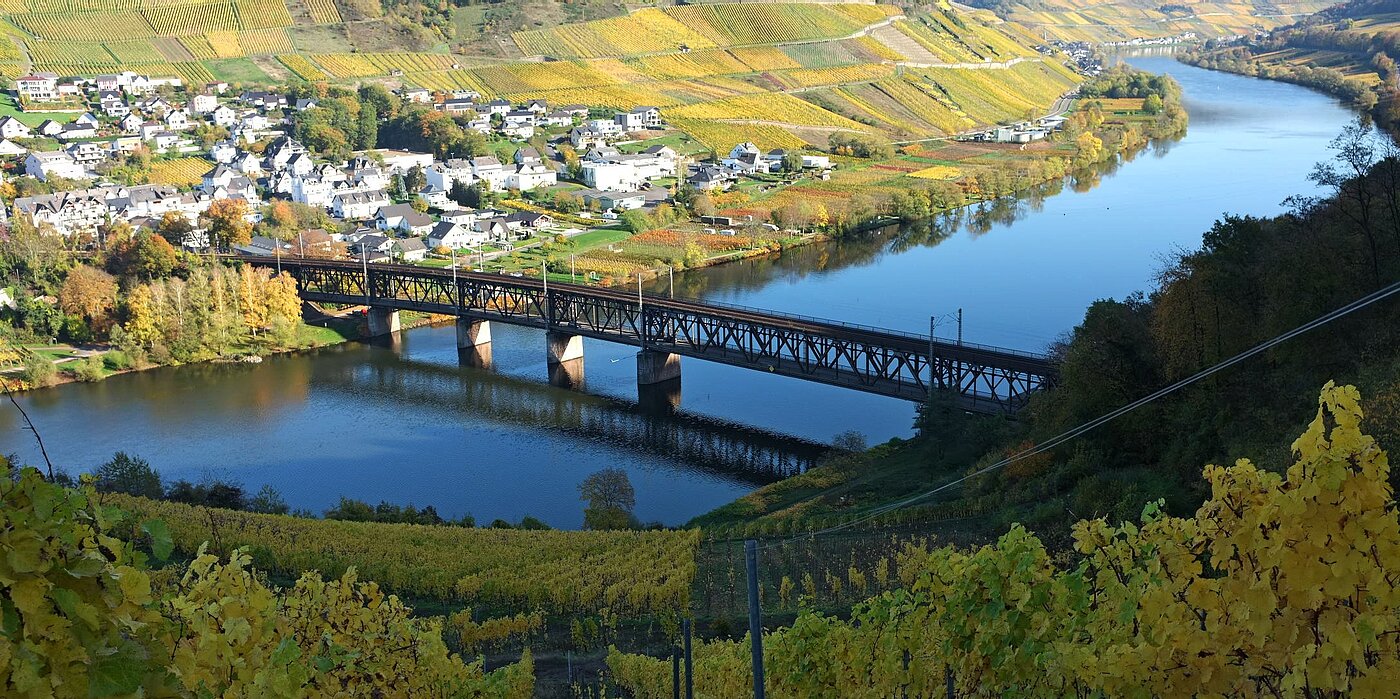 Bullay an der Mosel mit Doppelstockbrücke und Weinbergen im Herbst