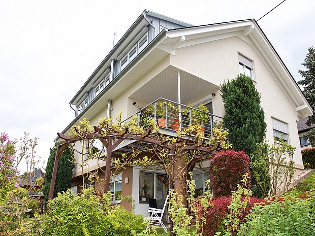 Haus am Königsberg: Außenansicht mit Balkon und begrünter Pergola